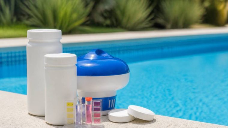 Brome piscine dangereux : risques, précautions et solutions pour une eau saine