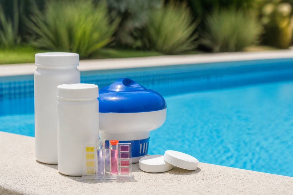 Brome piscine dangereux : risques, précautions et solutions pour une eau saine