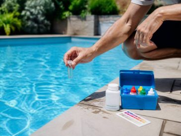 Brome ou chlore : quelle solution choisir pour votre piscine ?