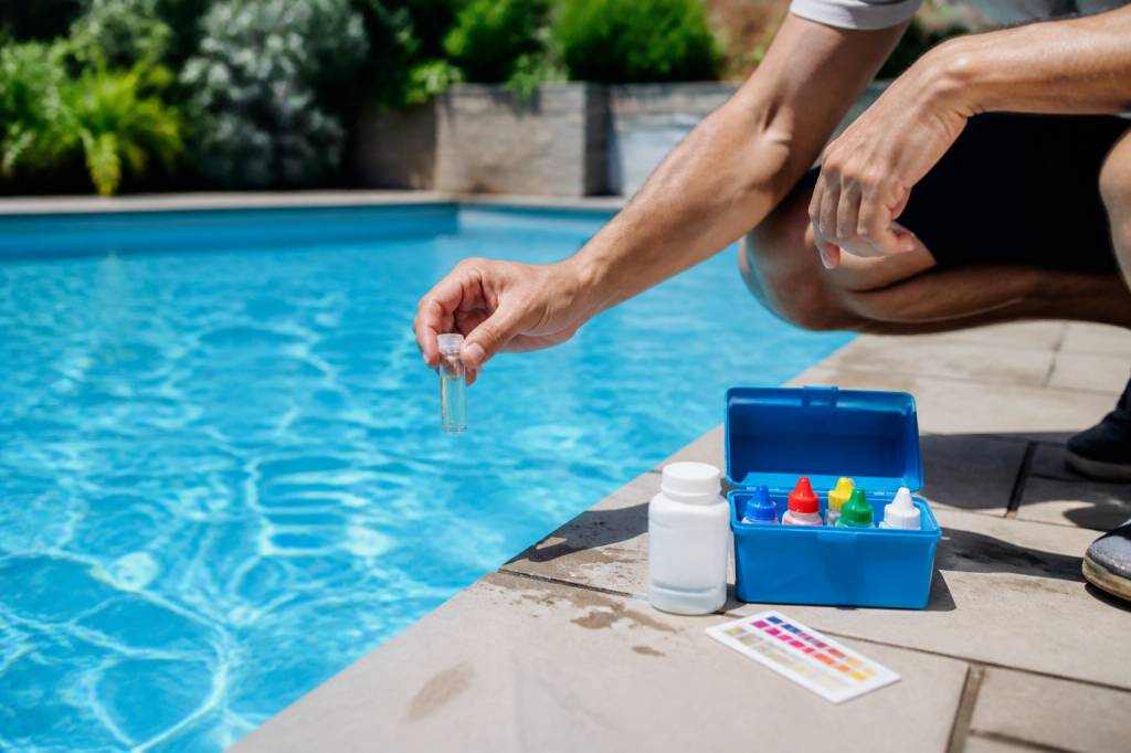 Brome ou chlore : quelle solution choisir pour votre piscine ?